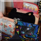 Z14. Clutches and wallets. 